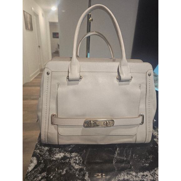 Coach Swagger - Picture 2 of 16